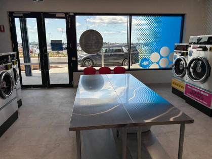 Laundromat-Mambourin-Blue-Hippo-Laundry-folding-table