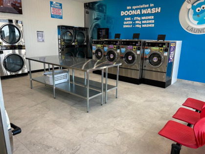 Laundromat-Mambourin-Blue-Hippo-Laundry-inside