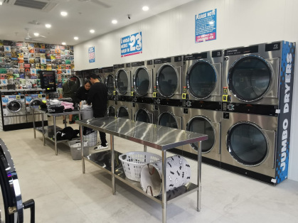 Werribee-Harpley-Laundromat-Blue-Hippo-Laundry-folding